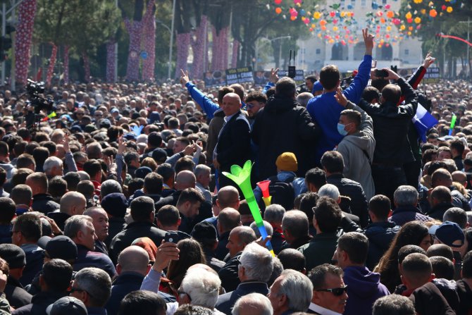 Tiran'da hükümet karşıtı protesto