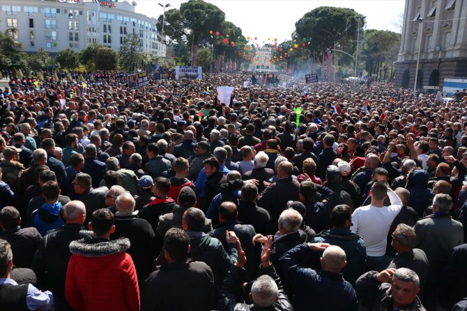 Tiran'da hükümet karşıtı protesto