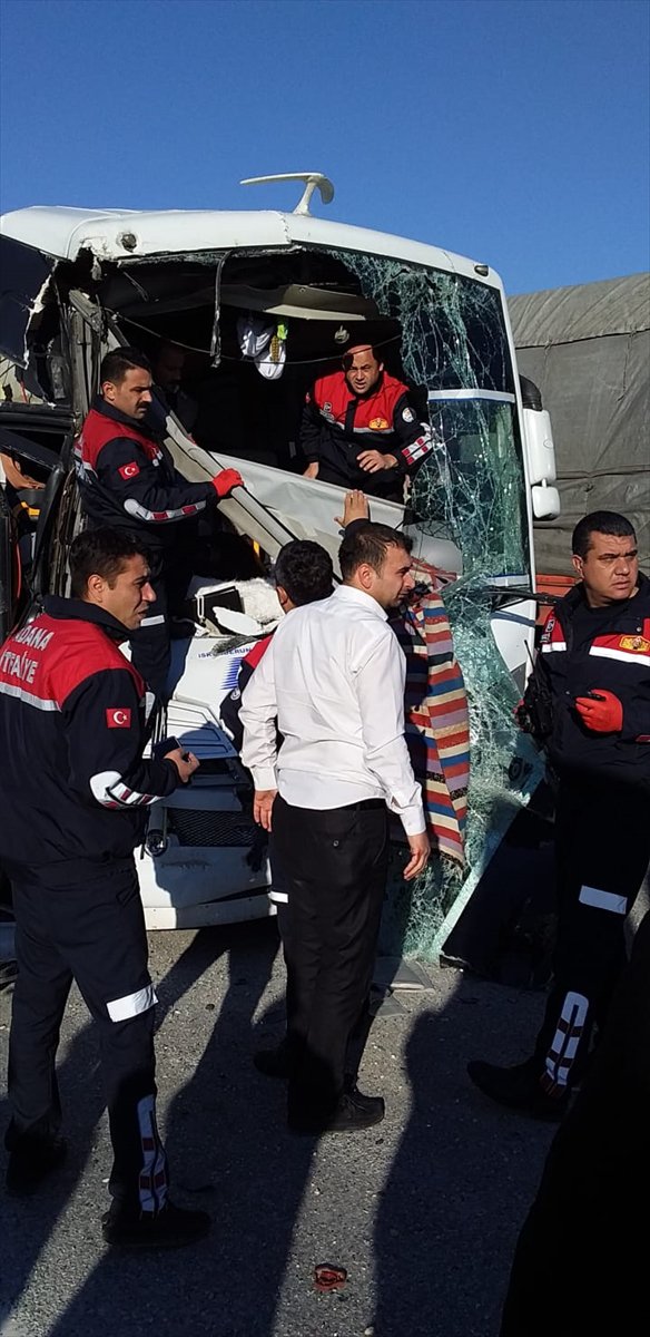Adana'da yolcu midibüsüyle kamyon çarpıştı: 6 yaralı