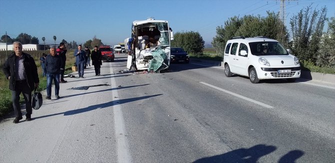 Adana'da yolcu midibüsüyle kamyon çarpıştı: 6 yaralı