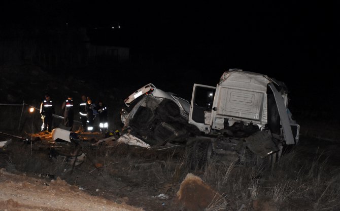 Kırşehir'de otomobille tır çarpıştı: 3 ölü, 3 yaralı