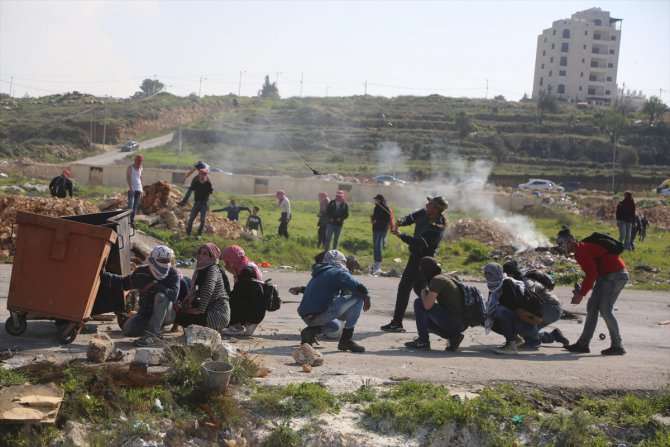 Filistinli öğrenciler ile İsrail askerleri arasında arbede