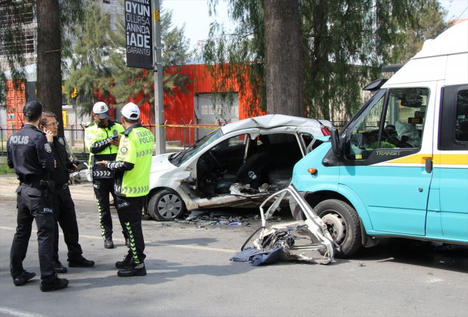 İzmir'de dolmuşla otomobil çarpıştı: 1 ölü, 14 yaralı