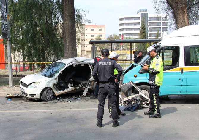 İzmir'de dolmuşla otomobil çarpıştı: 1 ölü, 14 yaralı