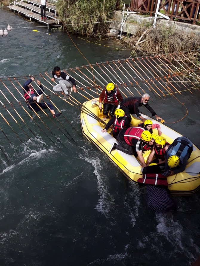 Bindikleri bot şelaleye sürüklenen 16 turist kurtarıldı