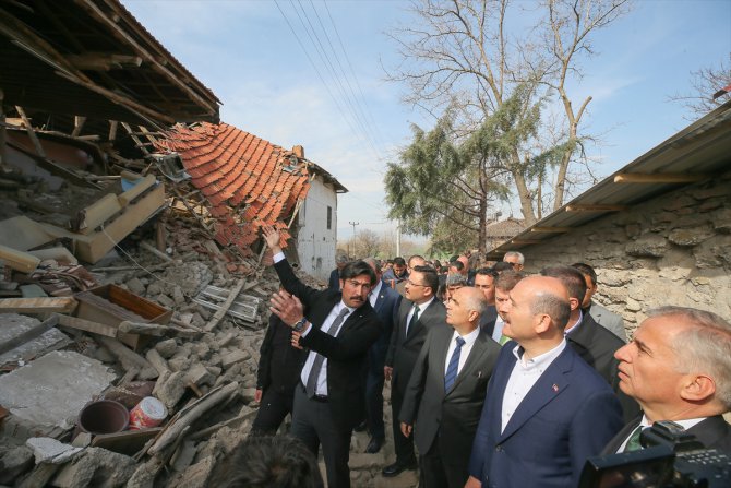İçişleri Bakanı Soylu Denizli'deki deprem bölgesinde