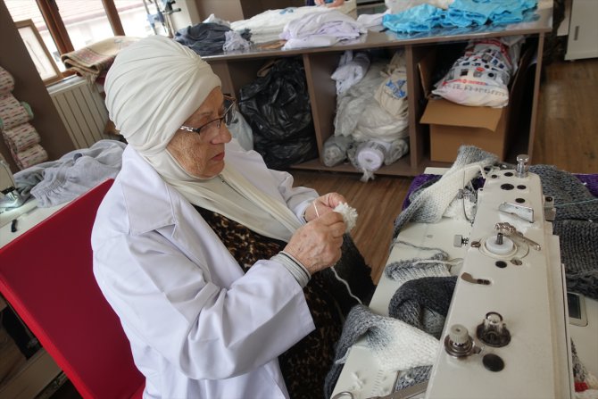 81 yaşındaki "mavi melek" şimdi de Darülaceze sakinlerine destek oluyor