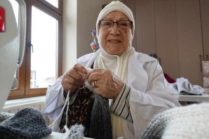 81 yaşındaki "mavi melek" şimdi de Darülaceze sakinlerine destek oluyor