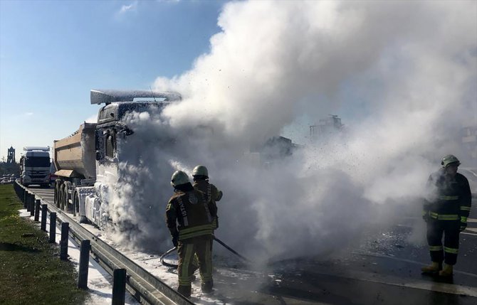 GÜNCELLEME - Otoyolda hafriyat kamyonu yangını