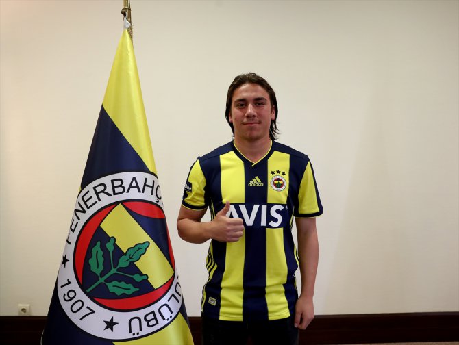 Fenerbahçe, iki genç futbolcusuyla profesyonel sözleşme imzaladı