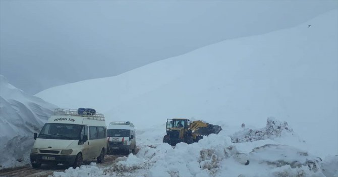 Siirt'te karda mahsur kalan sürücüler kurtarıldı