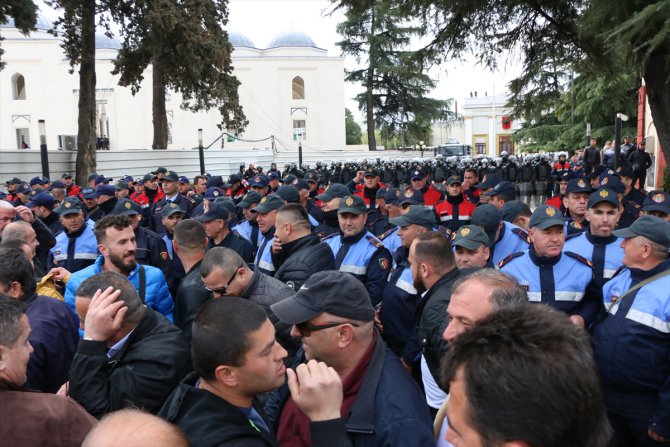 Arnavutluk'ta hükümet karşıtı protestoda gerginlik