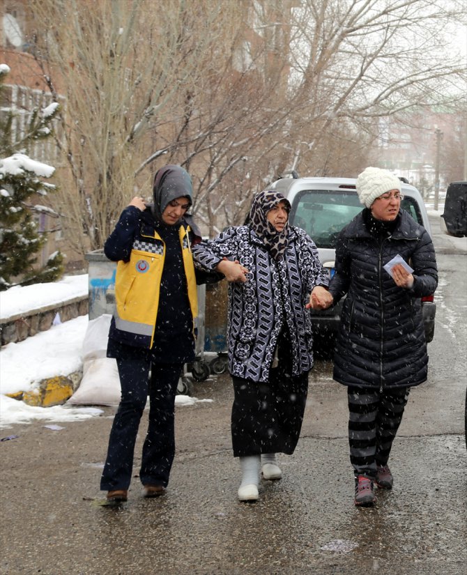 Doğu'da vatandaşlar sandığa kar yağışı altında gidiyor