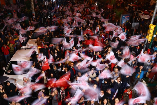 Osmaniye'de seçim kutlaması