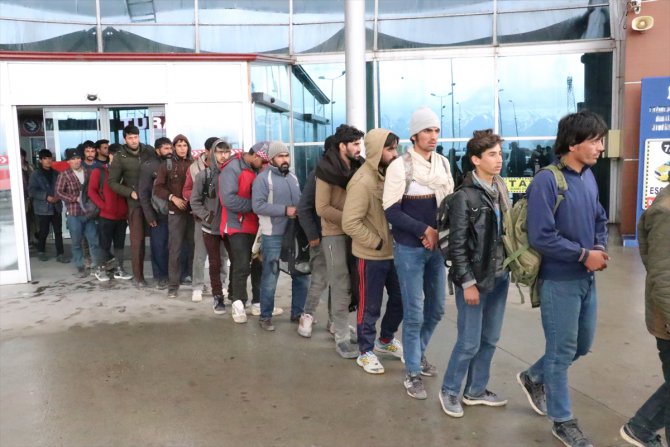 Erzincan'da 58 düzensiz göçmen yakalandı