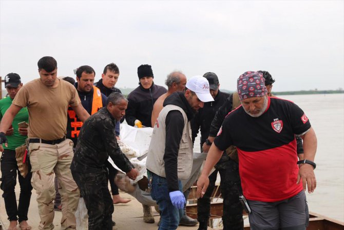 Türk dalgıçlar Musul'da bir kişinin daha cesedine ulaştı