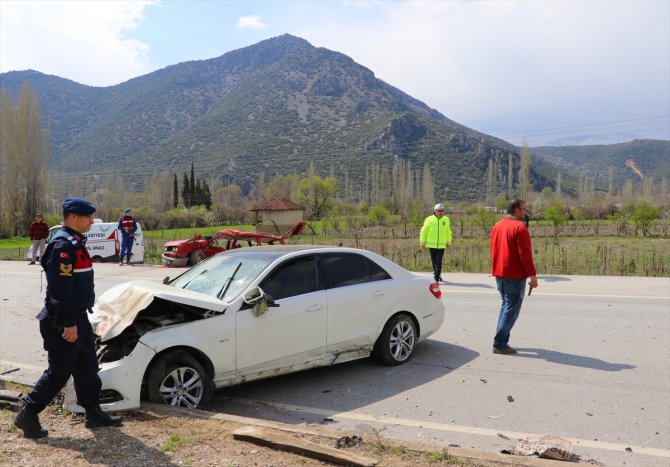Burdur'da iki otomobil çarpıştı: 1 ölü, 2 yaralı