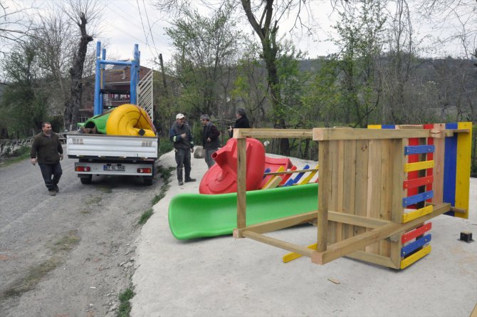 Yıkılan çocuk parkını belediye yeniledi