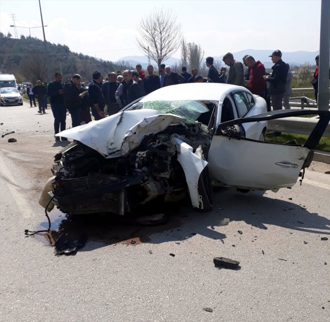 Amasya'da otomobil tıra çarpıp devrildi: 1 ölü