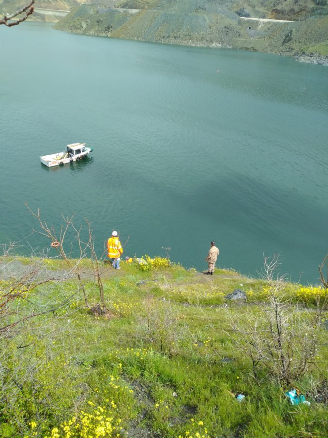 Baraj gölüne düşen kişiyi, lokanta personeli kurtardı