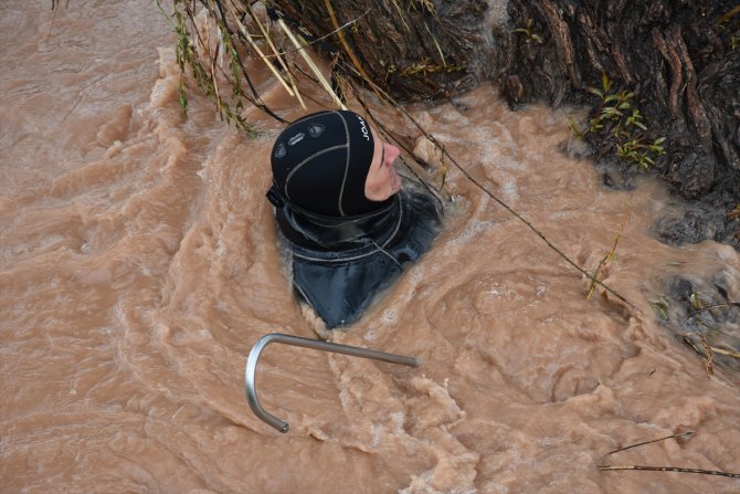Gaziantep'te sele kapılan araçtaki 2 kişinin kaybolması