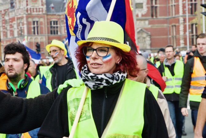 Hollanda'da sarı yeleklilerden eylem