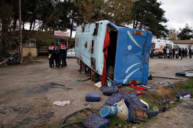 GÜNCELLEME - Manisa'da tarım işçilerini taşıyan midibüs devrildi: 1 ölü, 12 yaralı