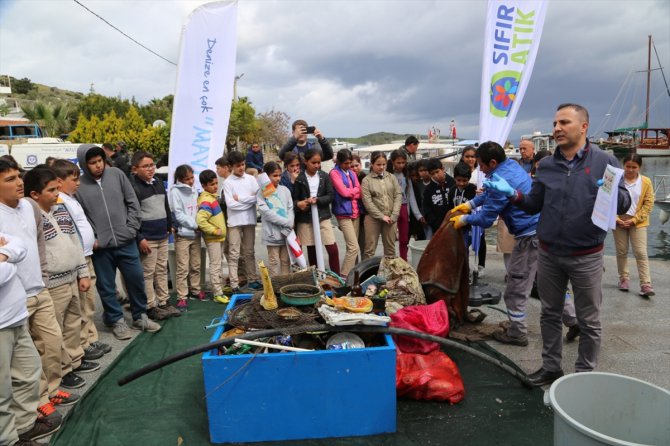 Dalgıçlar Bodrum'da deniz dibi temizliği yaptı