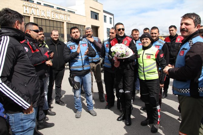 Kavga ihbarına giden polisler çiçekle karşılandı