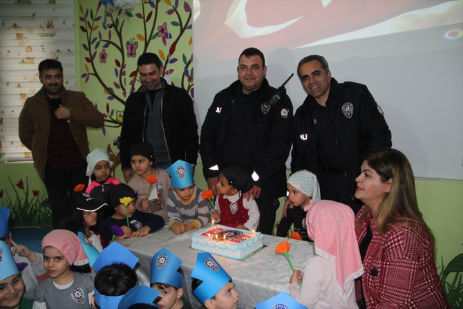 Mardin'de çocuklardan polislere sürpriz kutlama