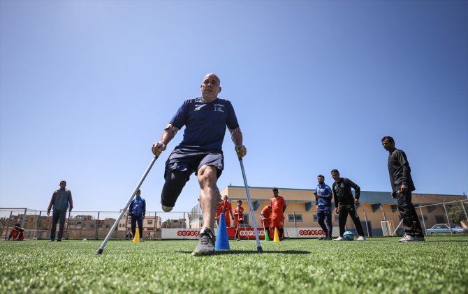 Gazze'de engelli futbolcuları ünlü ampute hocası eğitiyor