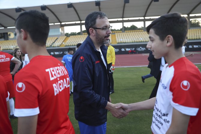 Suriyeli ve Türk çocuklar, milletvekilleriyle futbol maçı yaptı