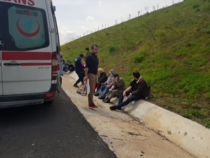 Bursa'da yolcu otobüsü tıra çarptı