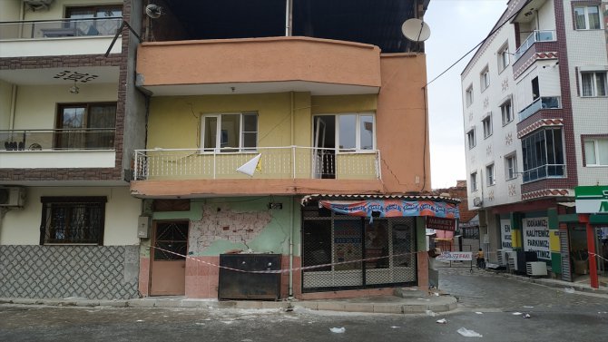 Manisa'da yıkılma tehlikesi bulunan bina boşaltıldı