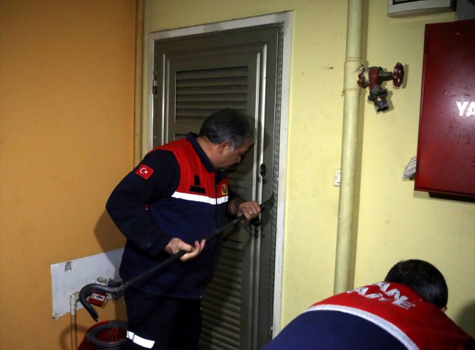 Adana'da darp edilip eve kilitlenen kadın kurtarıldı