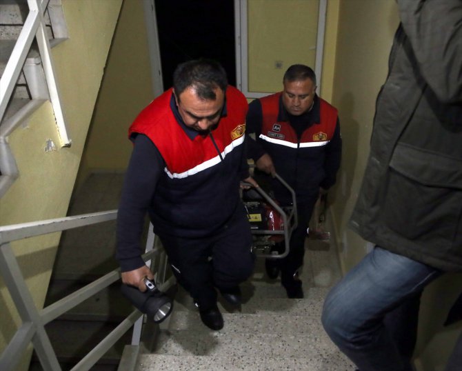 Adana'da darp edilip eve kilitlenen kadın kurtarıldı