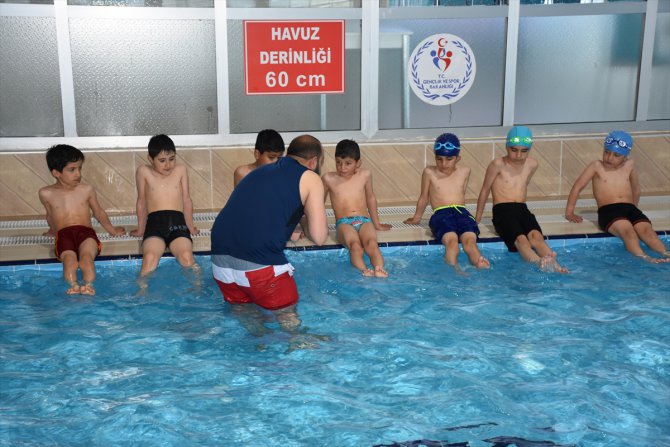 Hakkari'de "geleceğin yüzücüleri" yetiştiriliyor