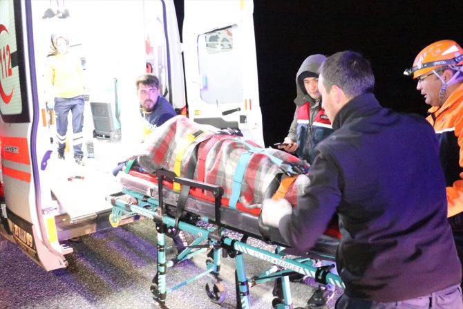 Erzincan'da kamyonet şarampole devrildi: 3 yaralı