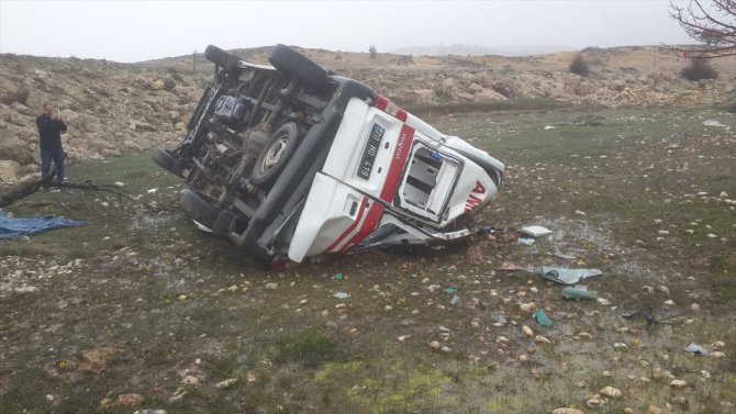 Karaman'da ambulans devrildi: 3 yaralı