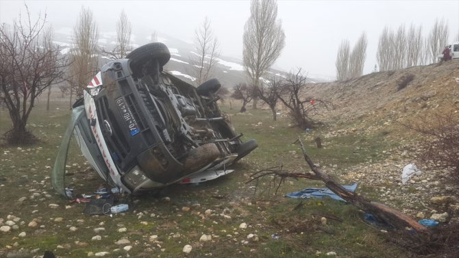 Karaman'da ambulans devrildi: 3 yaralı