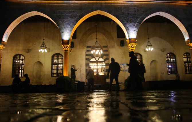 Anadolu'nun ilk camisi Habib-i Neccar'da Berat Kandili programı