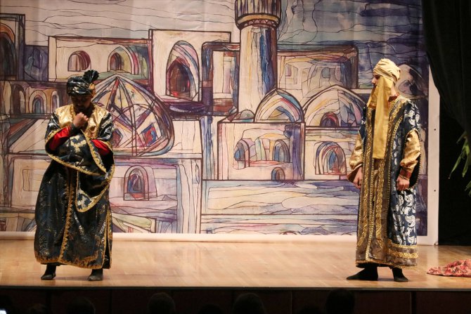 Azerbaycanlı tiyatro topluluğu Kayseri'de sahne aldı