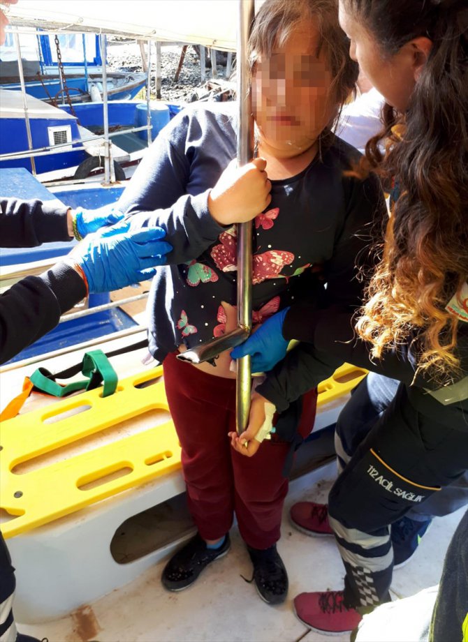 Teknede karnına korkuluk demiri batan çocuk yaralandı