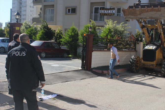 Adana'da polise direnen bıçaklı kişi etkisiz hale getirildi