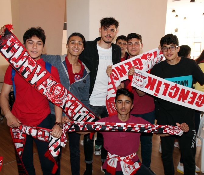 Antalyasporlular öğrencilerle buluştu