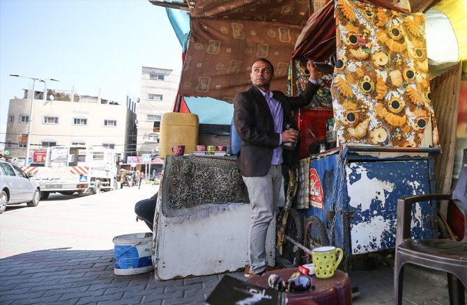 Ekonomik koşullar Gazzeli yazarı kitaplarından kopardı