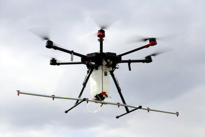 Tarımsal ilaçlama için drone tasarladı