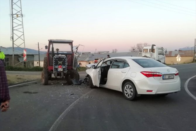 Elazığ'da otomobil ile traktör çarpıştı: 5 yaralı