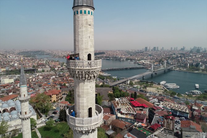 İstanbul camilerinin gerdanlıkları asılıyor
