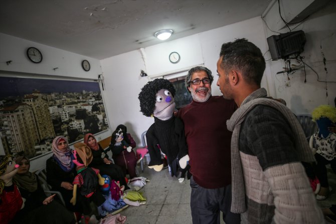 Gazzeli gençlerin eğlenceli uğraşı kuklacılık